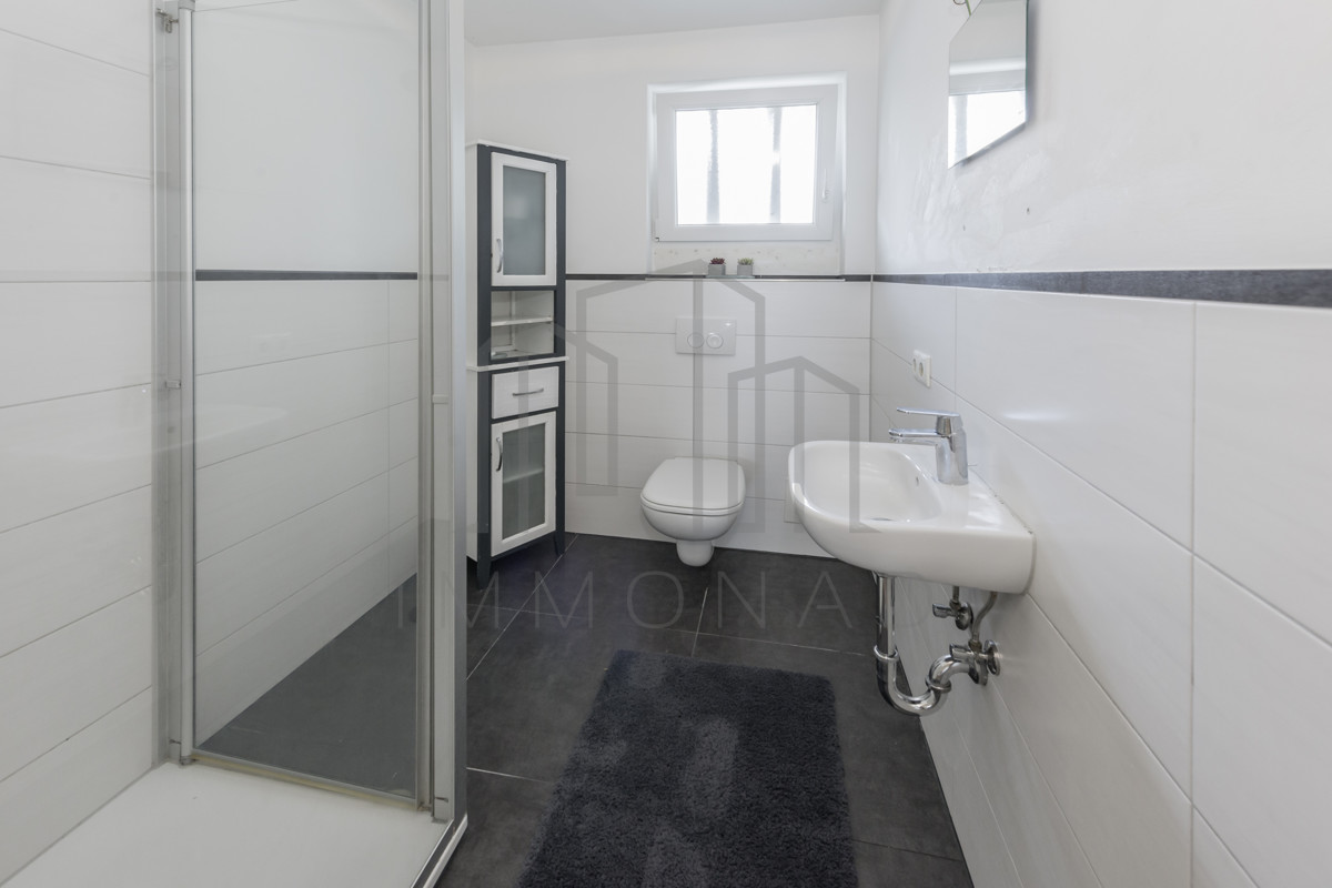 Wohnung 1: Badezimmer mit Dusche