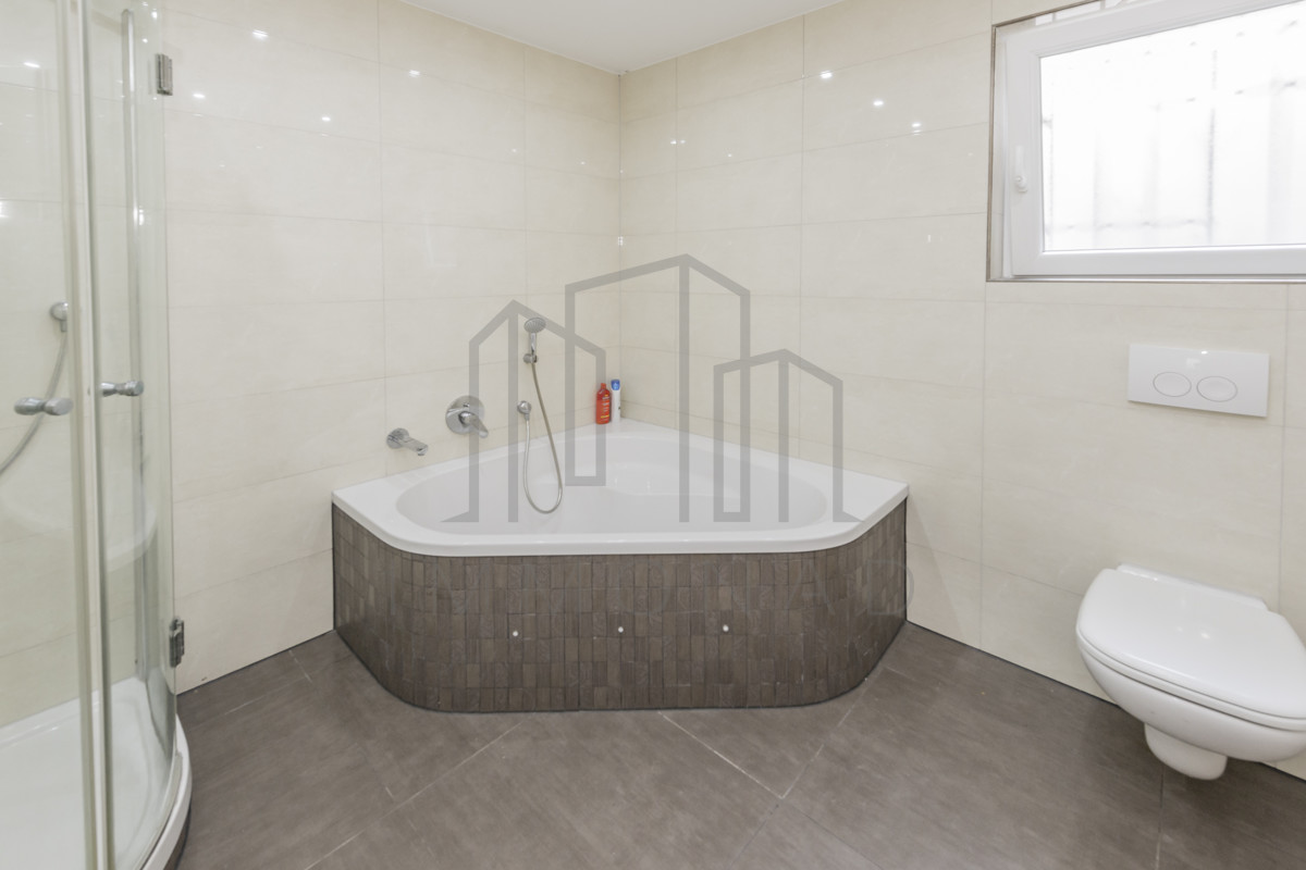 Wohnung 1: Badezimmer mit Dusche und Badewanne