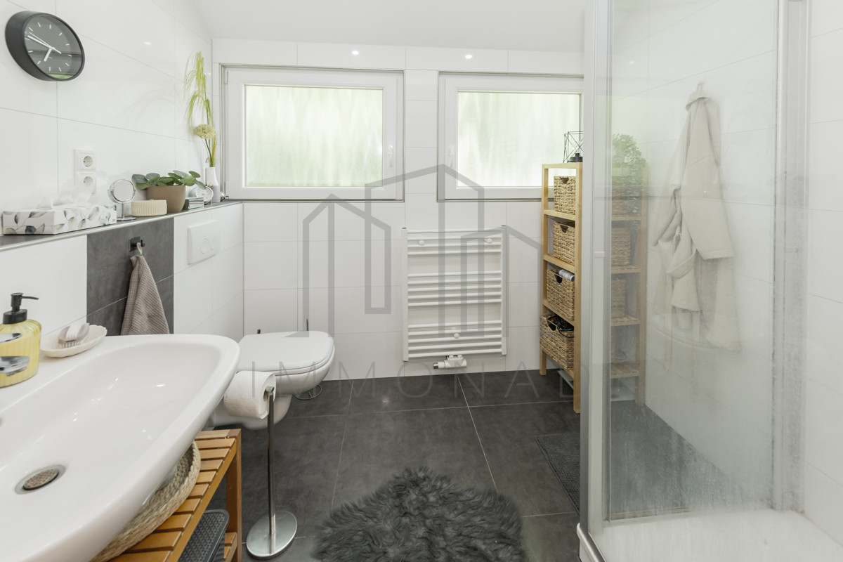 Wohnung 2: Badezimmer mit Dusche