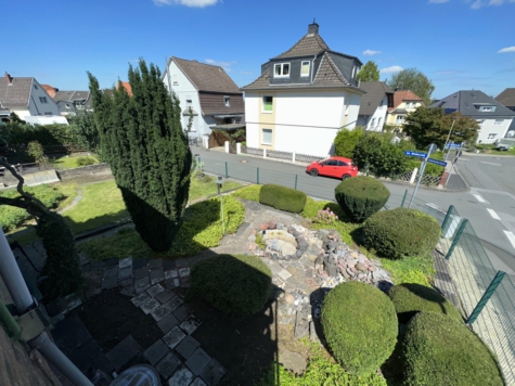Ihr Zuhause mit viel Potential – Einfamilienhaus in ruhiger Lage von Hagen Emst - Blick vom Balkon in den Garten (70798)