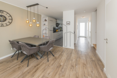 Mehr als nur ein Haus: Lebensqualität auf drei Etagen! - Essbereich mit Blick in die Küche (70011)