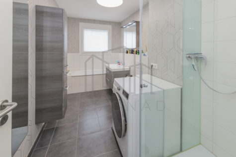 Mehr als nur ein Haus: Lebensqualität auf drei Etagen! - Badezimmer mit Wanne und Dusche mit Fenster (70016)
