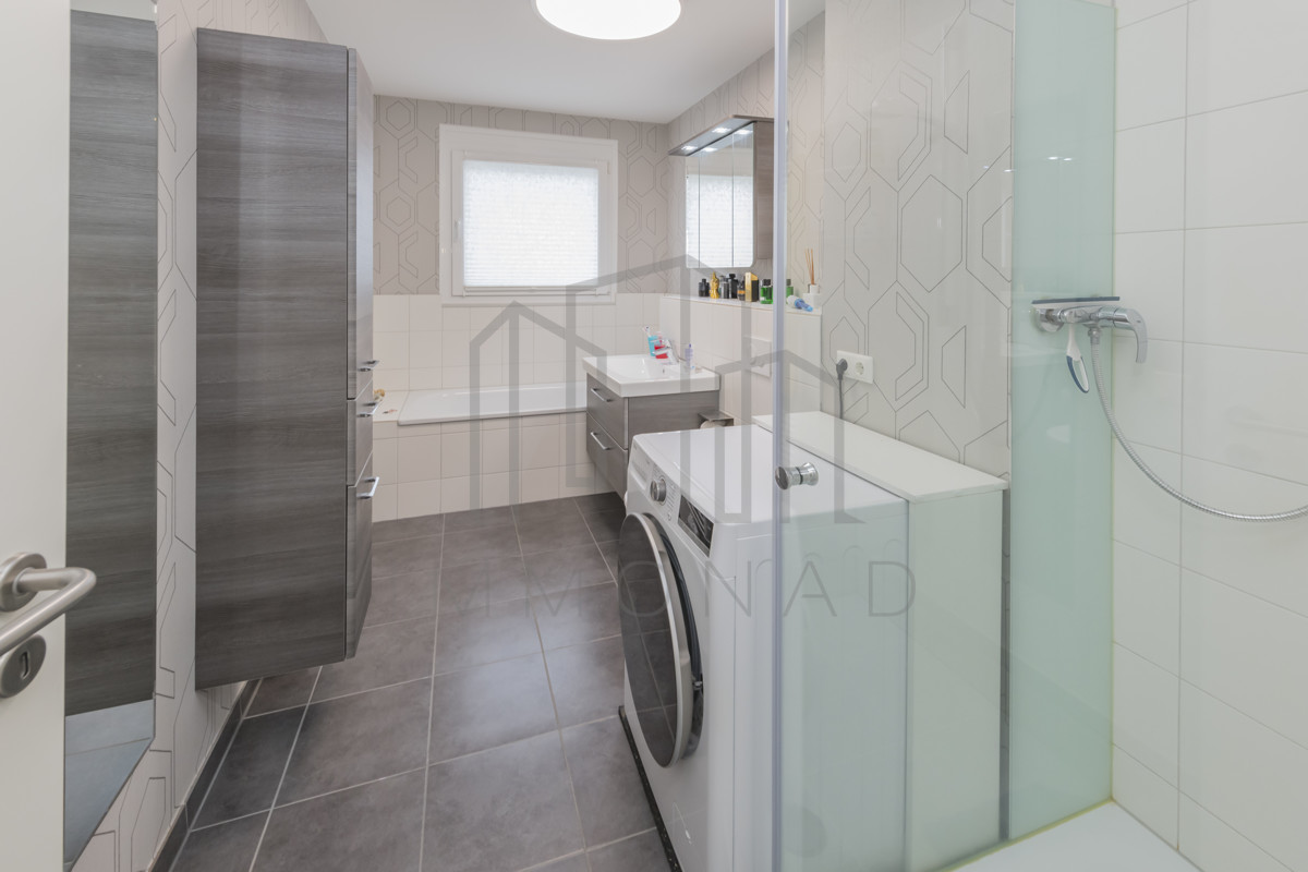 Badezimmer mit Wanne und Dusche mit Fenster