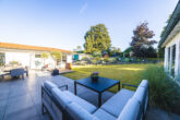 Stilvolles Anwesen mit Spa, Bar und traumhaftem Garten! - Großzügige Terrasse