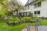 Familienidylle in Wuppertal: Freistehend, modernisiert & mit eigenem Gartenparadies - Blick zum wunderschönen Koiteich