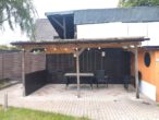 Stilvoll sanierte 2-Zimmer-Wohnung mit Garten in ruhiger Lage - Überdachter Sitzbereich im Garten