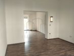 Stilvoll sanierte 2-Zimmer-Wohnung mit Garten in ruhiger Lage - Wohnzimmer mit Blick in die Küche
