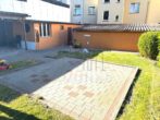 Stilvoll sanierte 2-Zimmer-Wohnung mit Garten in ruhiger Lage - Blick zum Gartenhaus