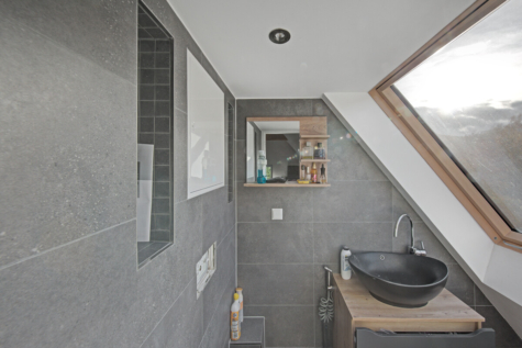 Doppelhaushälfte mit Wellness-Extras und Wohlfühlgarten - WC im DG (71227)
