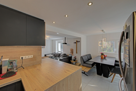 Doppelhaushälfte mit Wellness-Extras und Wohlfühlgarten - Wohnküche / Wohnzimmer im EG (71214)