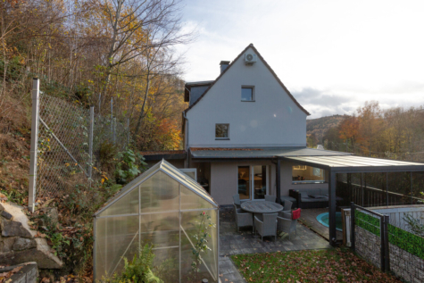 Doppelhaushälfte mit Wellness-Extras und Wohlfühlgarten - Garten und Seitenansicht (71229)