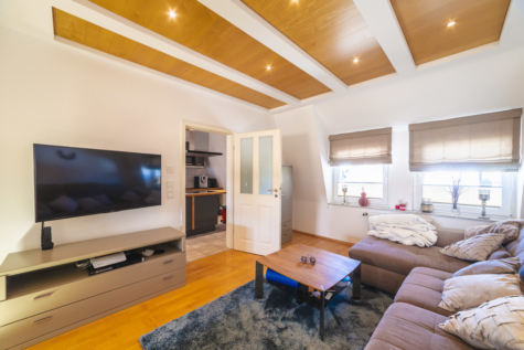 Wohntraum trifft Vielseitigkeit Maisonette mit Garage, & eigenständigem Studio - Wohnzimmer mit Blick zur Küche (71152)