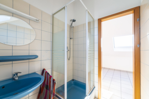 Wohntraum trifft Vielseitigkeit Maisonette mit Garage, & eigenständigem Studio - Badezimmer (71165)