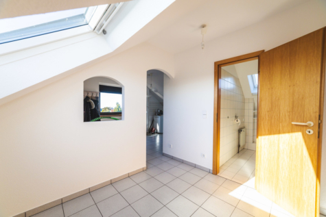 Wohntraum trifft Vielseitigkeit Maisonette mit Garage, & eigenständigem Studio - Blick zum Duschbad (71164)