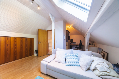 Wohntraum trifft Vielseitigkeit Maisonette mit Garage, & eigenständigem Studio - Kinderzimmer (71161)