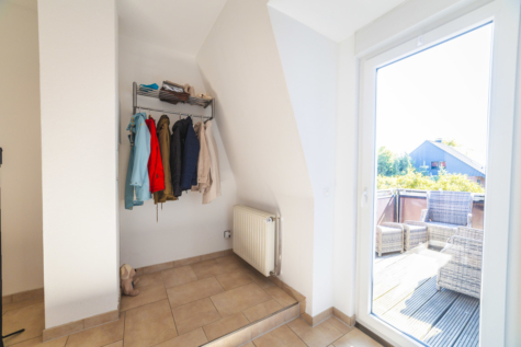 Wohntraum trifft Vielseitigkeit Maisonette mit Garage, & eigenständigem Studio - Garderobe und Zugang zum Balkon (71159)