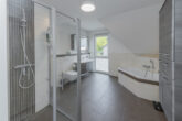 Ihr Zuhause zum Wohlfühlen! Doppelhaushälfte mit Garten - 2. Badezimmer mit Dusche und Wanne