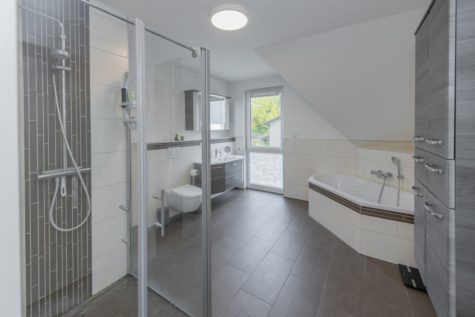 Ihr Zuhause zum Wohlfühlen! Doppelhaushälfte mit Garten - 2. Badezimmer mit Dusche und Wanne (71179)