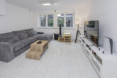 Moderne Eigentumswohnung mit Terrasse und Stellplatz - Wohnzimmer mit Zugang zur Terrasse
