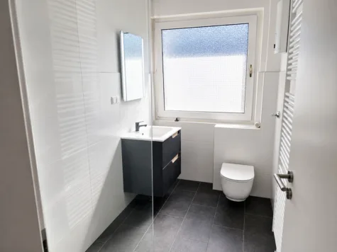 Moderne 3-Zimmer-Wohnung mit Balkon – frisch renoviert - Badezimmer (71555)