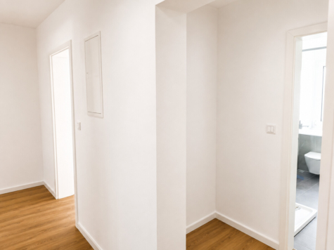 Moderne 3-Zimmer-Wohnung mit Balkon – frisch renoviert - Praktische Nische in der Diele (69693)