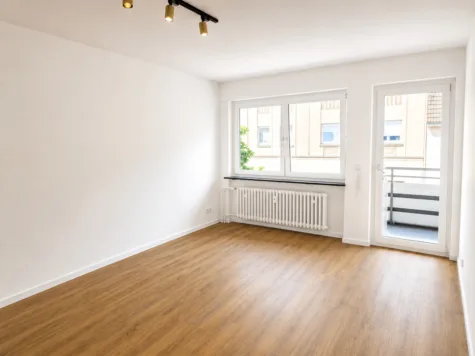 Moderne 3-Zimmer-Wohnung mit Balkon – frisch renoviert - Wohnzimmer (71547)