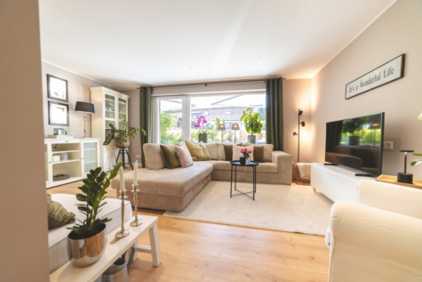 Exklusives Wohnen für Familien! - Blick von der Küche zum Wohnzimmer (70379)