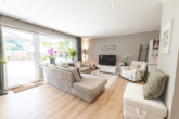 Wohnzimmer mit Zugang zum Garten