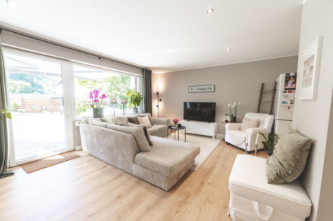 Exklusives Wohnen für Familien! - Wohnzimmer mit Zugang zum Garten (70380)