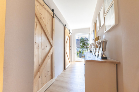 Exklusives Wohnen für Familien! - Diele im Obergeschoss mit Zugang zum Balkon und zum Dachgeschoss (70386)