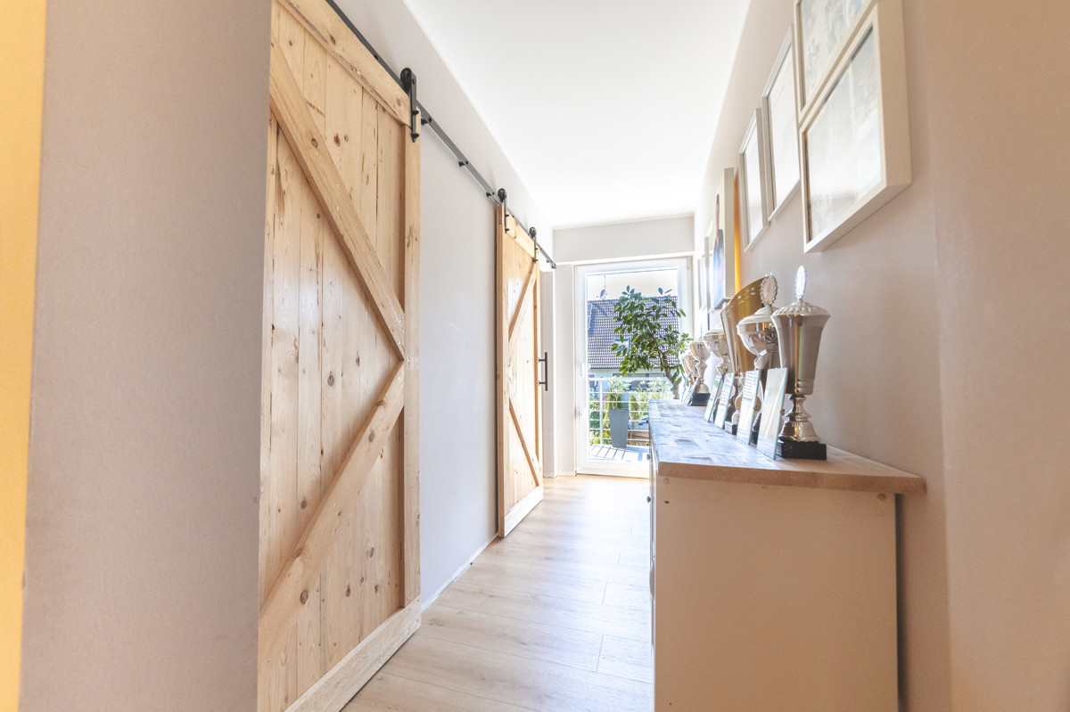 Diele im Obergeschoss mit Zugang zum Balkon und zum Dachgeschoss