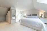 Schlafzimmer mit Blick zum Bad en suite