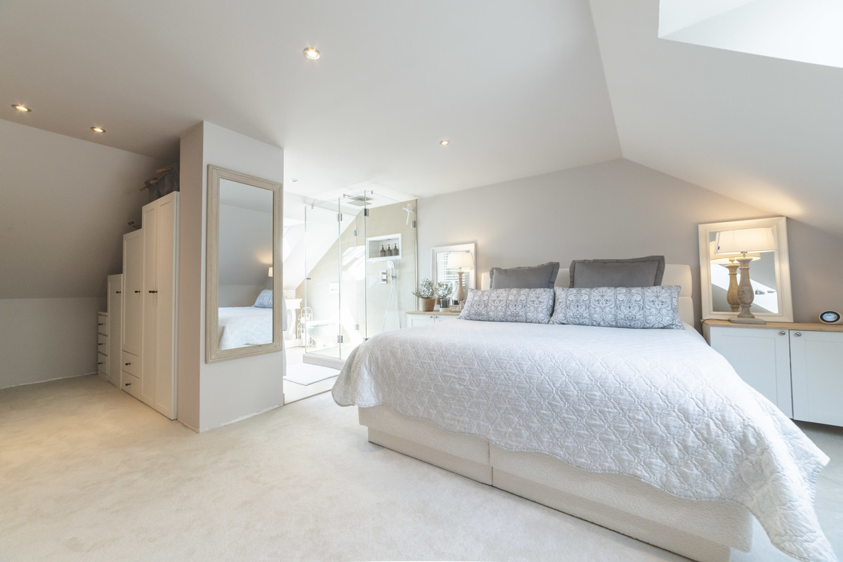 Schlafzimmer mit Blick zum Bad en suite