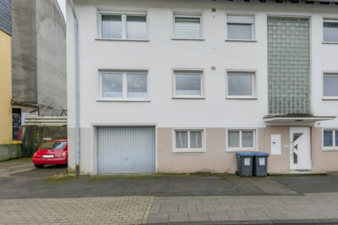 Großzügige Eigentumswohnung mit Gartenzugang in ruhiger Wohngegend - Straßenanicht (70452)