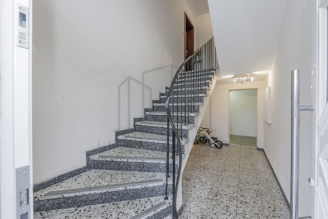 Großzügige Eigentumswohnung mit Gartenzugang in ruhiger Wohngegend - Treppenhaus (70461)