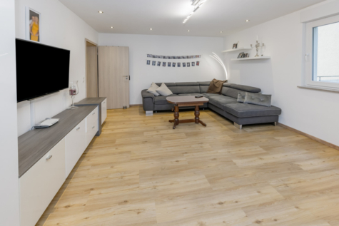 Großzügige Eigentumswohnung mit Gartenzugang in ruhiger Wohngegend - Wohnzimmer (70440)