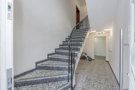 Großzügige Eigentumswohnung mit Gartenzugang in ruhiger Wohngegend - Treppenhaus (70449)