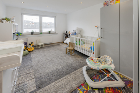 Großzügige Eigentumswohnung mit Gartenzugang in ruhiger Wohngegend - Kinderzimmer (70445)