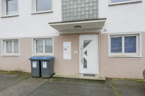 Großzügige Eigentumswohnung mit Gartenzugang in ruhiger Wohngegend - Hauseingang (70437)