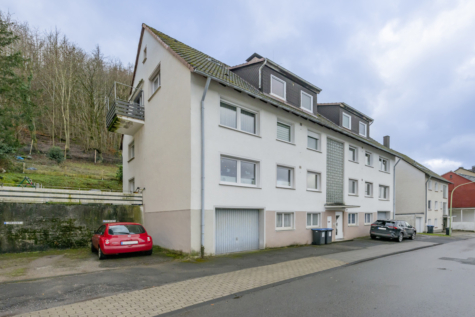 Großzügige Eigentumswohnung mit Gartenzugang in ruhiger Wohngegend - Straßenansicht (70451)