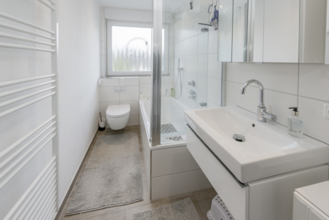 Großzügige Eigentumswohnung mit Gartenzugang in ruhiger Wohngegend - Badezimmer (70448)