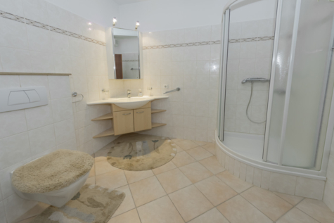Ein Bungalow zum Verlieben. Einfamilienhaus mit viel Platz und Charisma. - Badezimmer mit Dusche im EG (70607)