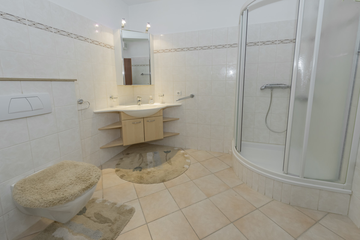 Badezimmer mit Dusche im EG