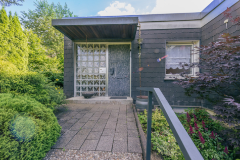 Ein Bungalow zum Verlieben. Einfamilienhaus mit viel Platz und Charisma. - Eingangsbereich (70616)