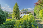 Ein Bungalow zum Verlieben. Einfamilienhaus mit viel Platz und Charisma. - Garten