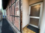 Charmante 36 m² Erdgeschosswohnung - Hauseingang mit Blick zur Straße