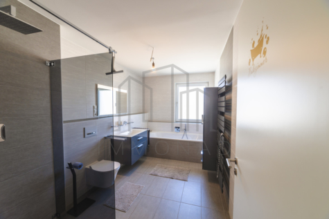 *Provisionsfrei für den Käufer* Modernes Reihenmittelhaus! - Hochwertiges Badezimmer im Obergeschoss (70192)