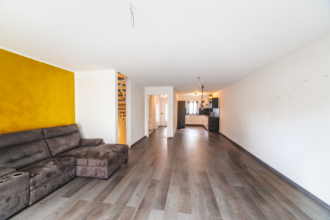 *Provisionsfrei für den Käufer* Modernes Reihenmittelhaus! - Wohnbereich mit Blick zur Küche (70206)