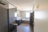Hochwertiges Badezimmer im Obergeschoss