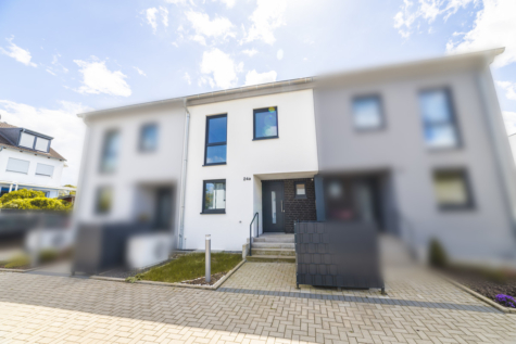 *Provisionsfrei für den Käufer* Modernes Reihenmittelhaus! - Ansicht Straßenseite (70225)